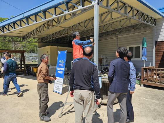 영동군 자원봉사센터, 양강면에 태양광 벽부등 설치 이미지
