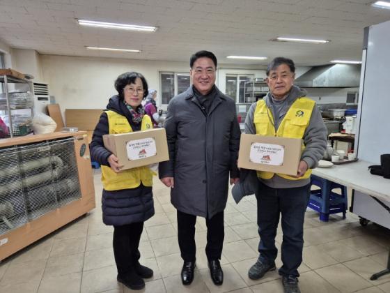 영동군, 설 명절 맞아 저소득 어르신들에게 특별식 배달 이미지
