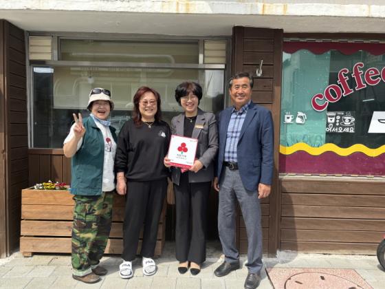 추풍령면 ‘만나가요주점’, 착한가게 현판 전달받아 이미지