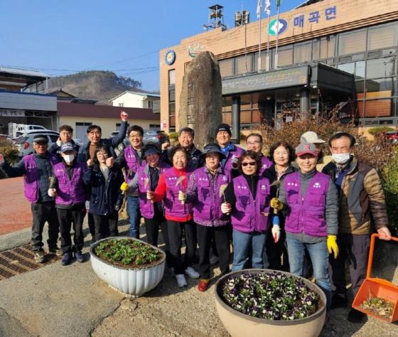 매곡면 주민자치위원회, 버스정류장 꽃화분 가꾸기 작업 이미지