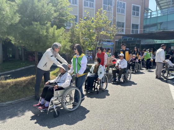 장애인과 비장애인이 함께 걷는 화합의 시간 이미지