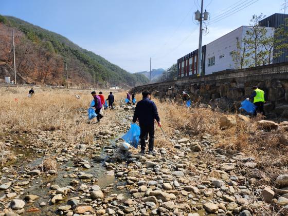 2023년 세계 물의 날 기념 용화천 환경정화활동 실시 이미지